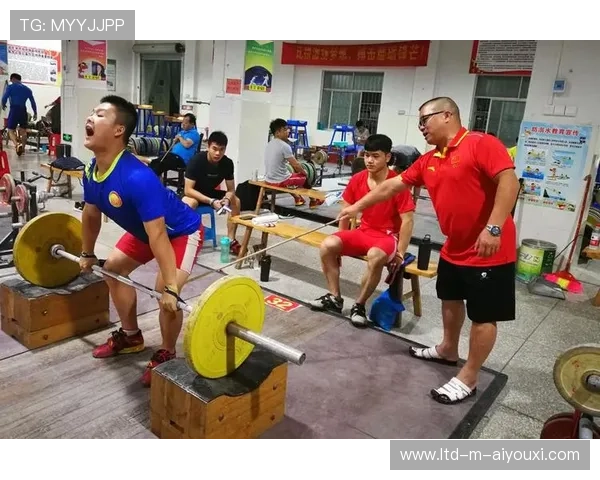 举重训练营设置专项恢复训练室，举重队训练视频